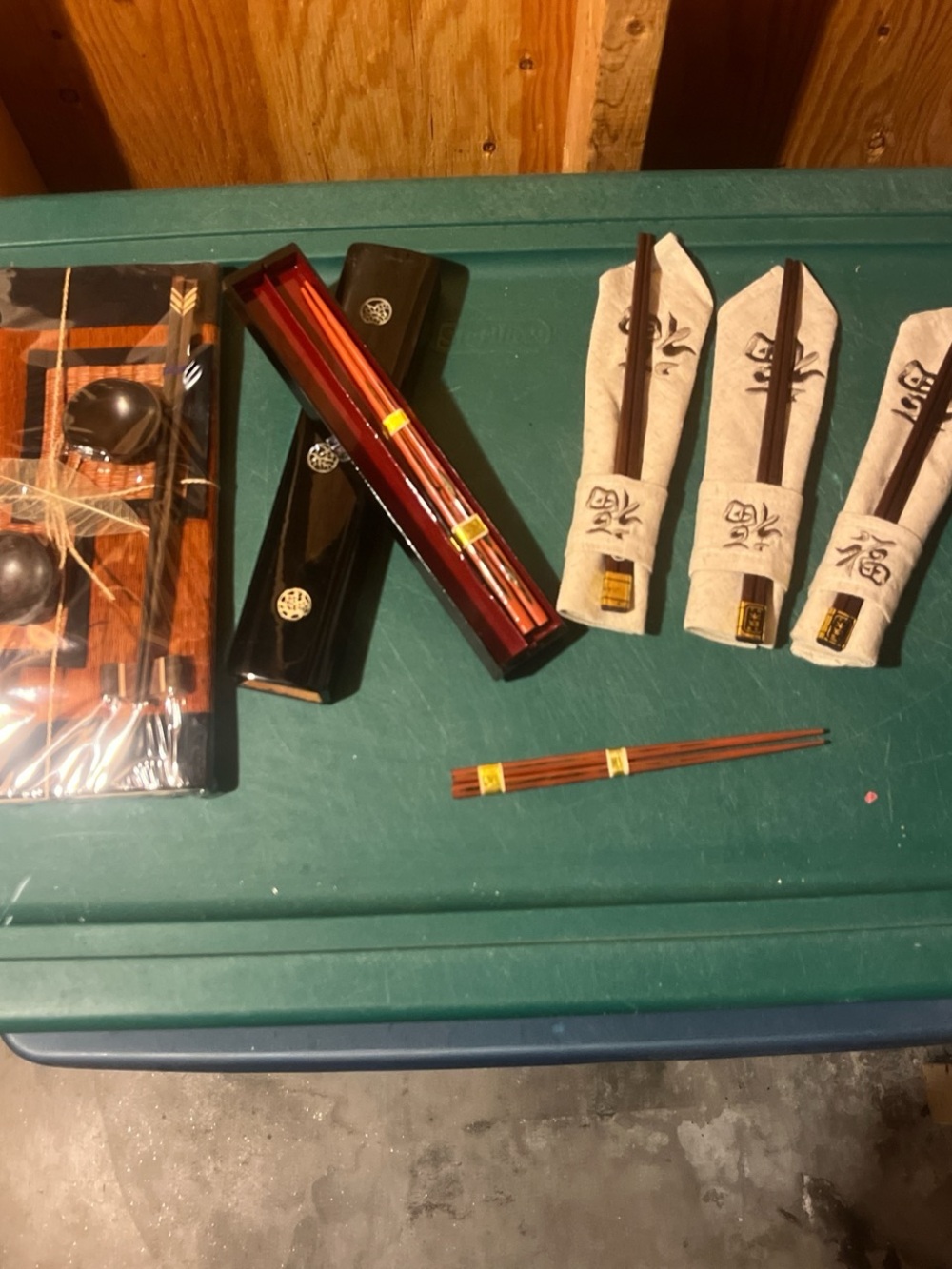 Set of 7 sets of chopsticks, 2 sauce bowls, 2 chopstick rests, a asian sushi mat
